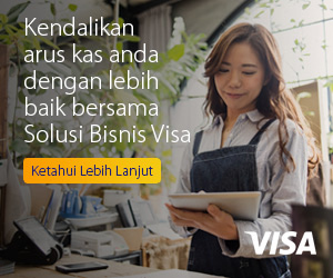 Foto seorang wanita yang baru memulai bisnisnya dan membaca informasi solusi komersial mengenai tips manajemen arus kas yang ditawarkan oleh Visa