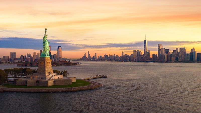 Gambar Patung Liberty dan pulau Liberty  bisa dikunjungi dengan biaya liburan ke New York dari Visa