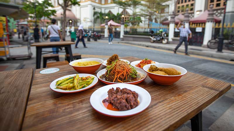 Gambar hidangan makan kaki lima sekelas restoran yang bisa dinikmati pada saayt trip ke Singapura