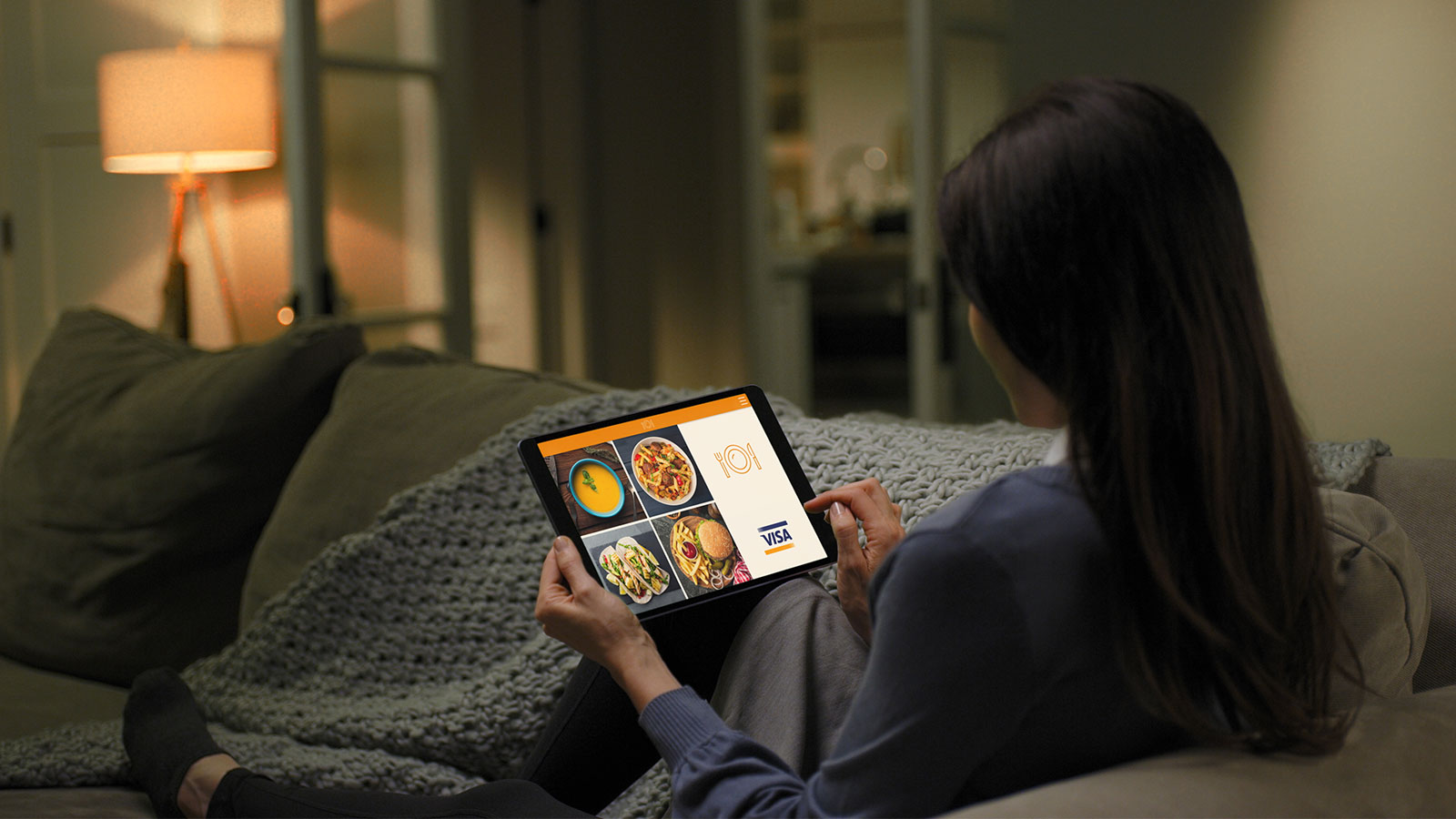 Foto wanita menggunakan smart pad untuk belanja online aman